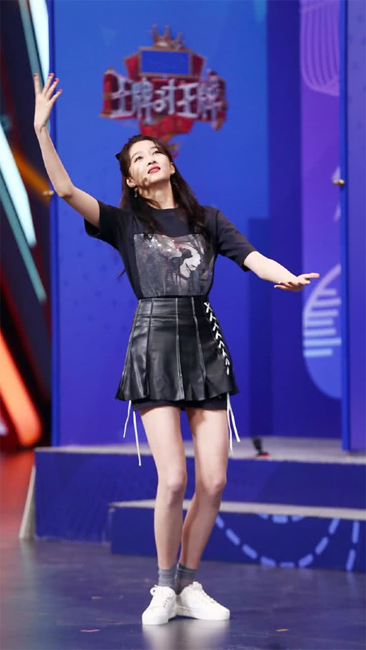 关晓彤新造型挑战5cm短裙,长腿和跳舞