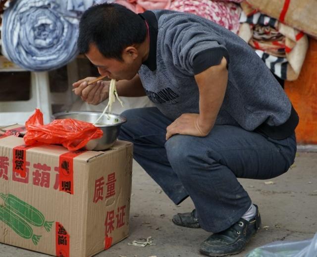 你知道陕西人为何喜欢蹲着吃面?