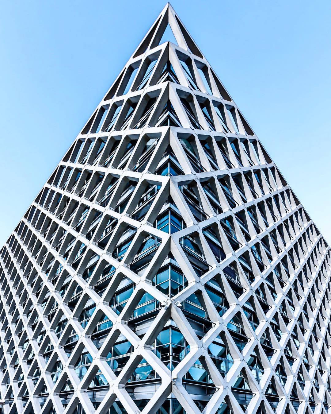 极简几何构建人类文明 极简主义与对称建筑的结合__凤凰网