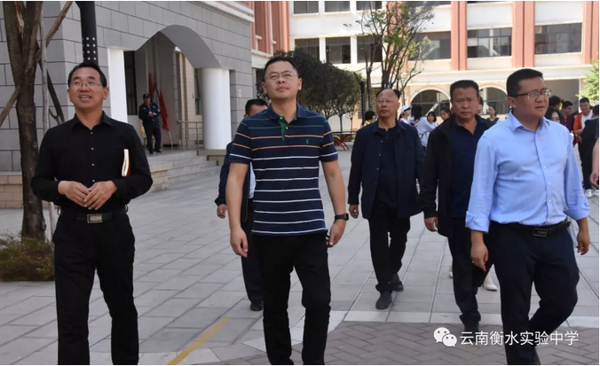 在副校长李广水的带领下,杨洪坤副县长一行观了学校