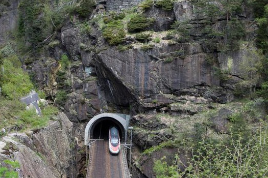 世界最长隧道,比日本青函隧道多三千米,是欧洲团结的象征