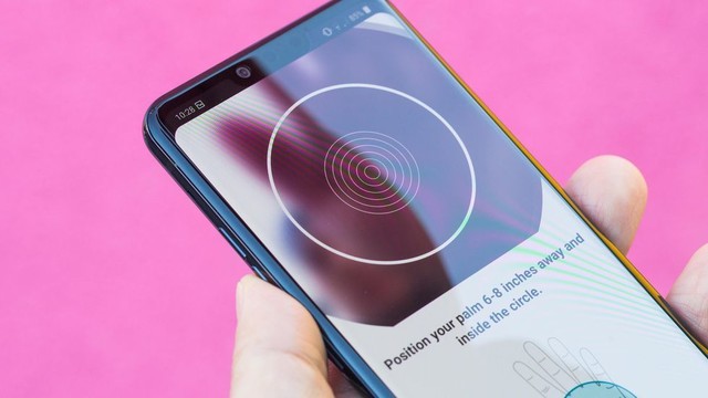 该机优雅机身设计,华丽的屏幕和超顺滑手感,可媲美安卓"机皇"三星