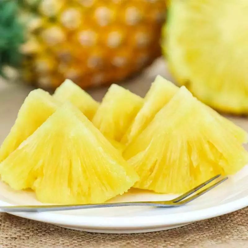 在大多数人的印象里,以前从外边买回家的菠萝,都要切成块先用盐水泡约