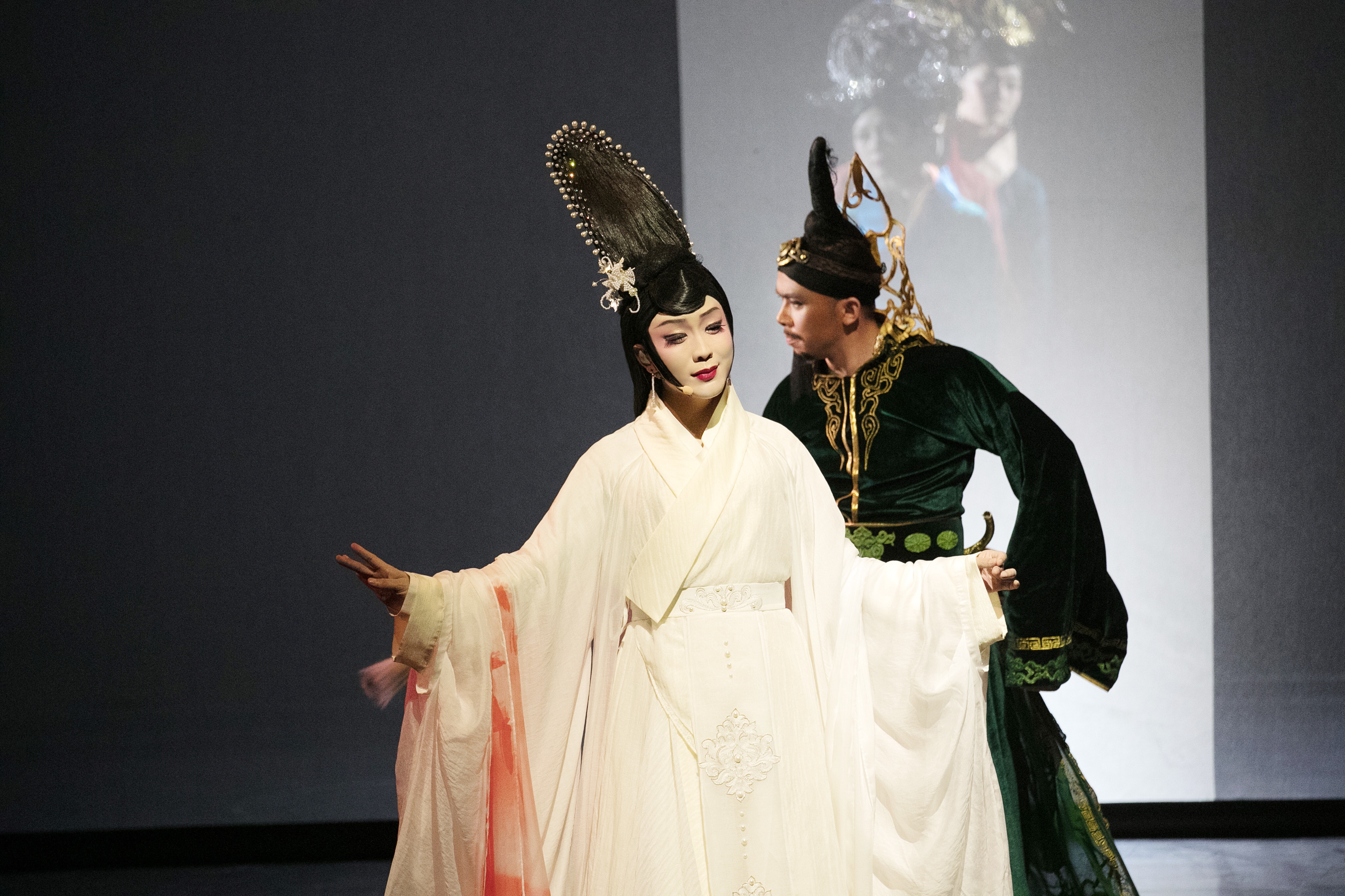 李玉刚昭君出塞26日北京首演圆满落幕洗尽铅华回归简极舞台震撼人心