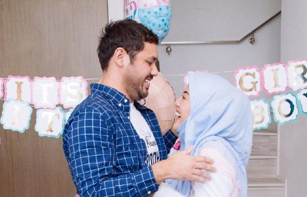 茜拉举办迎孩宴,和老公亲密亮相,并宣布孩子为男生__凤凰网