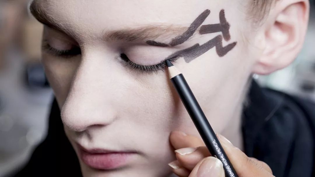 dior进军男士彩妆市场传说专业男模走秀前也用这款