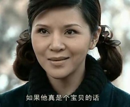 也有两次婚姻: 第一次婚姻:李幼斌的前妻是长春话剧院的演员张瑞琪