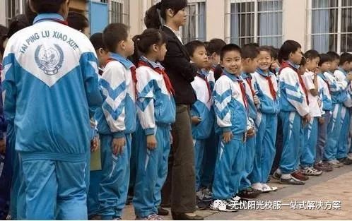 宽松肥大毫无设计感的校服遮不住学生躁动爱美的心