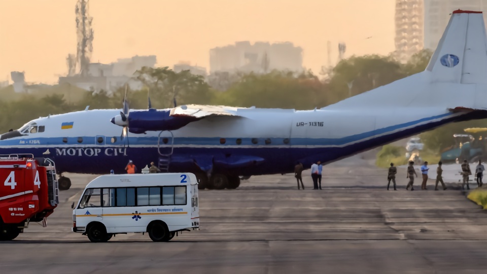 出动两架苏-30mki战斗机,拦截了一架从巴基斯坦入境的安-12军用运输机