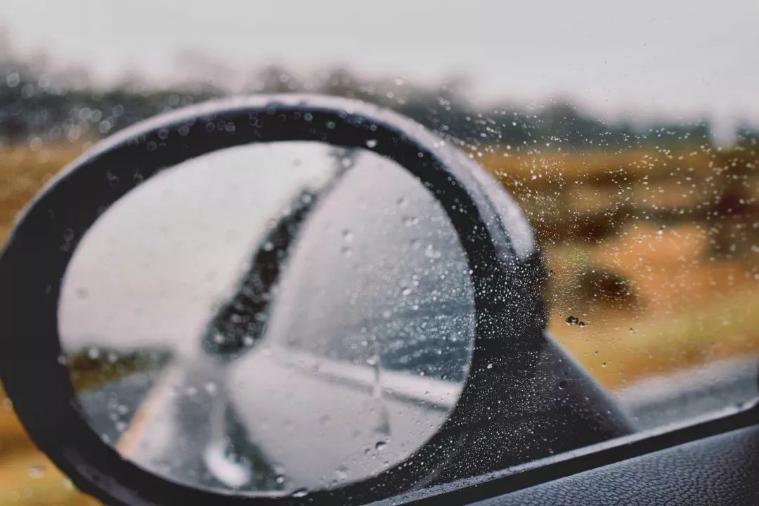 出門開車前要小心翼翼規劃路線躲避積水路段,在路上滿是水珠的後視鏡