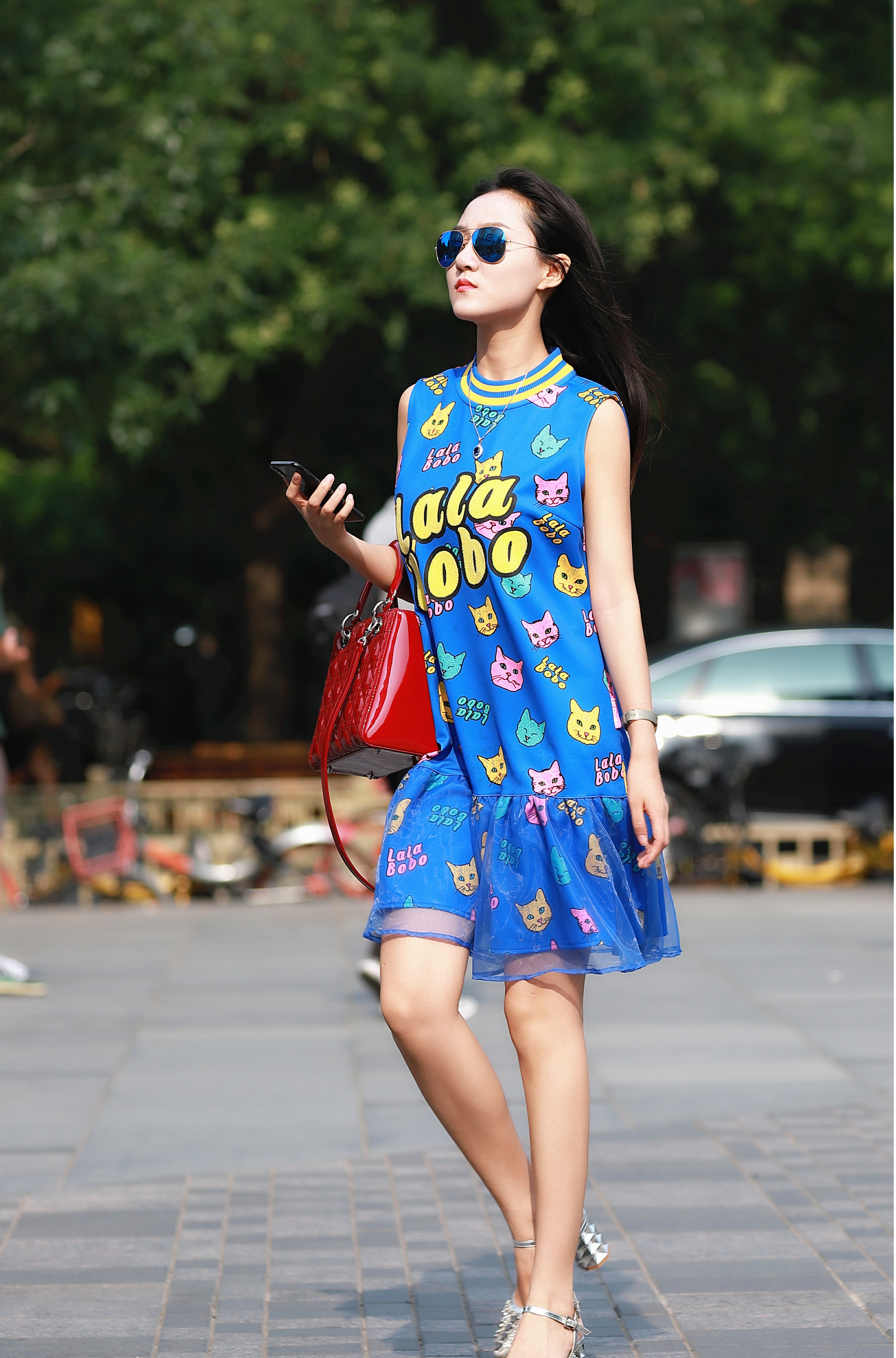 北京街拍2019年5月姑娘们穿的很清凉呀