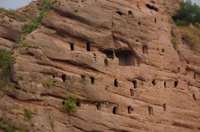 1,花石浪遗址:位于洛南县城关镇东河村后花石浪山上,是两个相距约30米