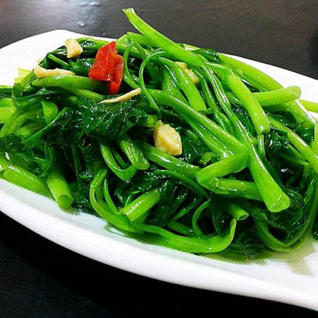 空心菜直接下油锅?大错特错,厨娘教你一招,色泽翠绿,口感清脆!
