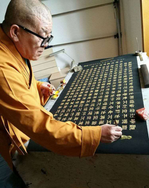 义音法师沐手焚香,沁馨禅境,隽永佛心,佛力加被书写《心经》创作中.