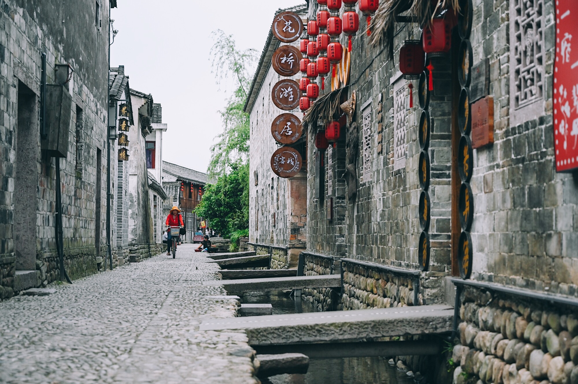 宁波前童古镇有一座豪宅,因遍布木雕被誉"江南第一雕花大楼"