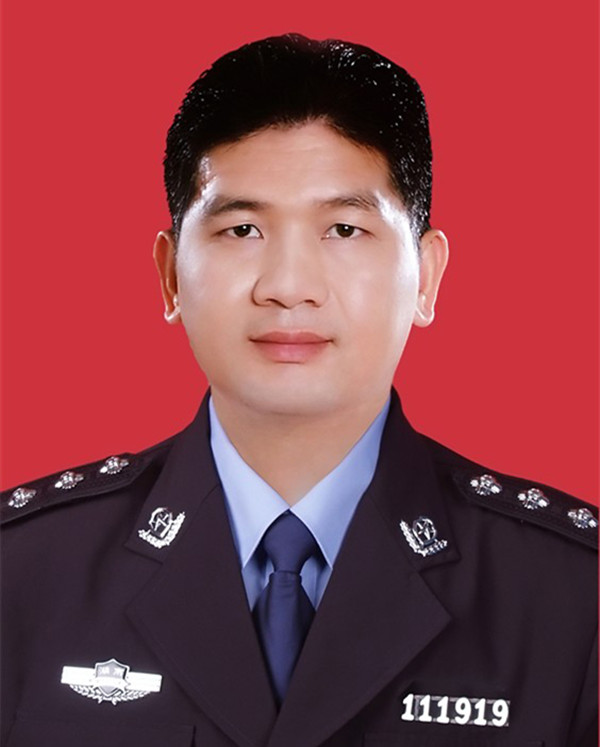 永州市祁阳县交警大队民警李彤.