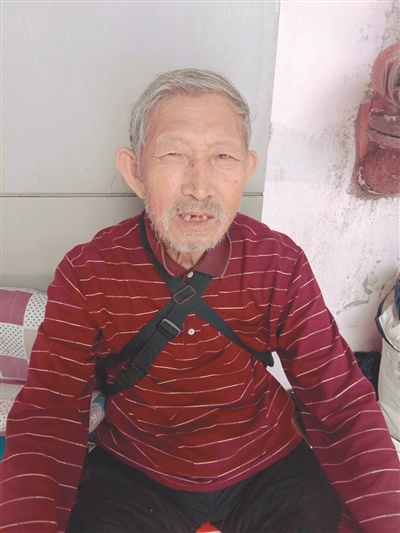 正能量 正文怀着好奇心,张海昆走上前与他交流,想询问他家里的情况.