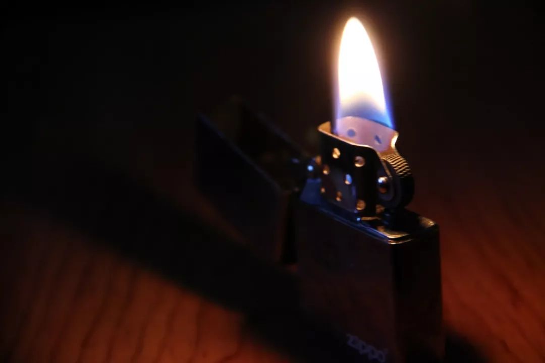 心疼顾客打火机掉入火锅海底捞服务员捞取时爆炸热油扑面