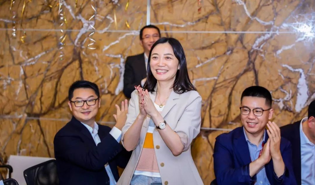 刚刚,普华永道颁奖盛典惊现高颜值新人,还暴露了用人标准...__凤凰网