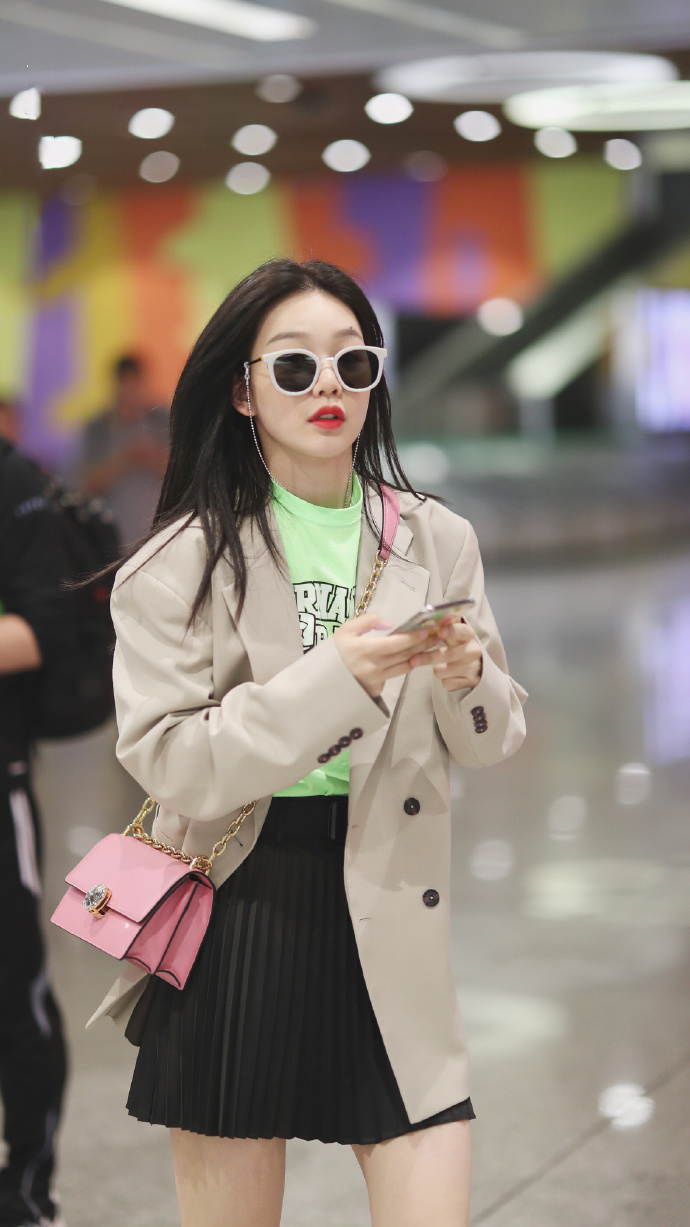 绿色搭配突然一路火爆徐梦洁机场私服纯绿t恤百褶裙真养眼