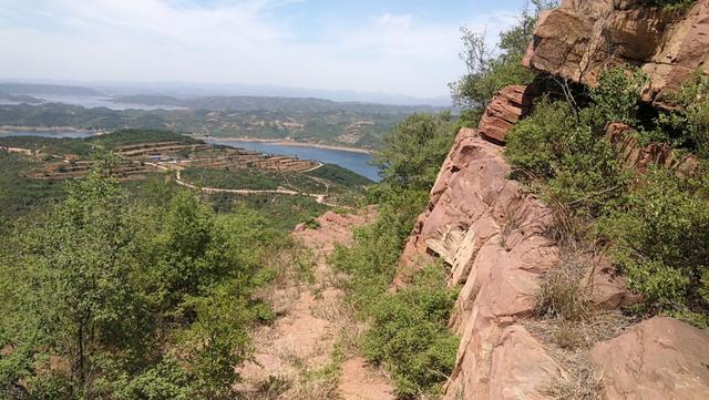 山位於王屋山-黛眉山世界地址公園內,黃河小浪底水庫北岸濟源市大峪鎮