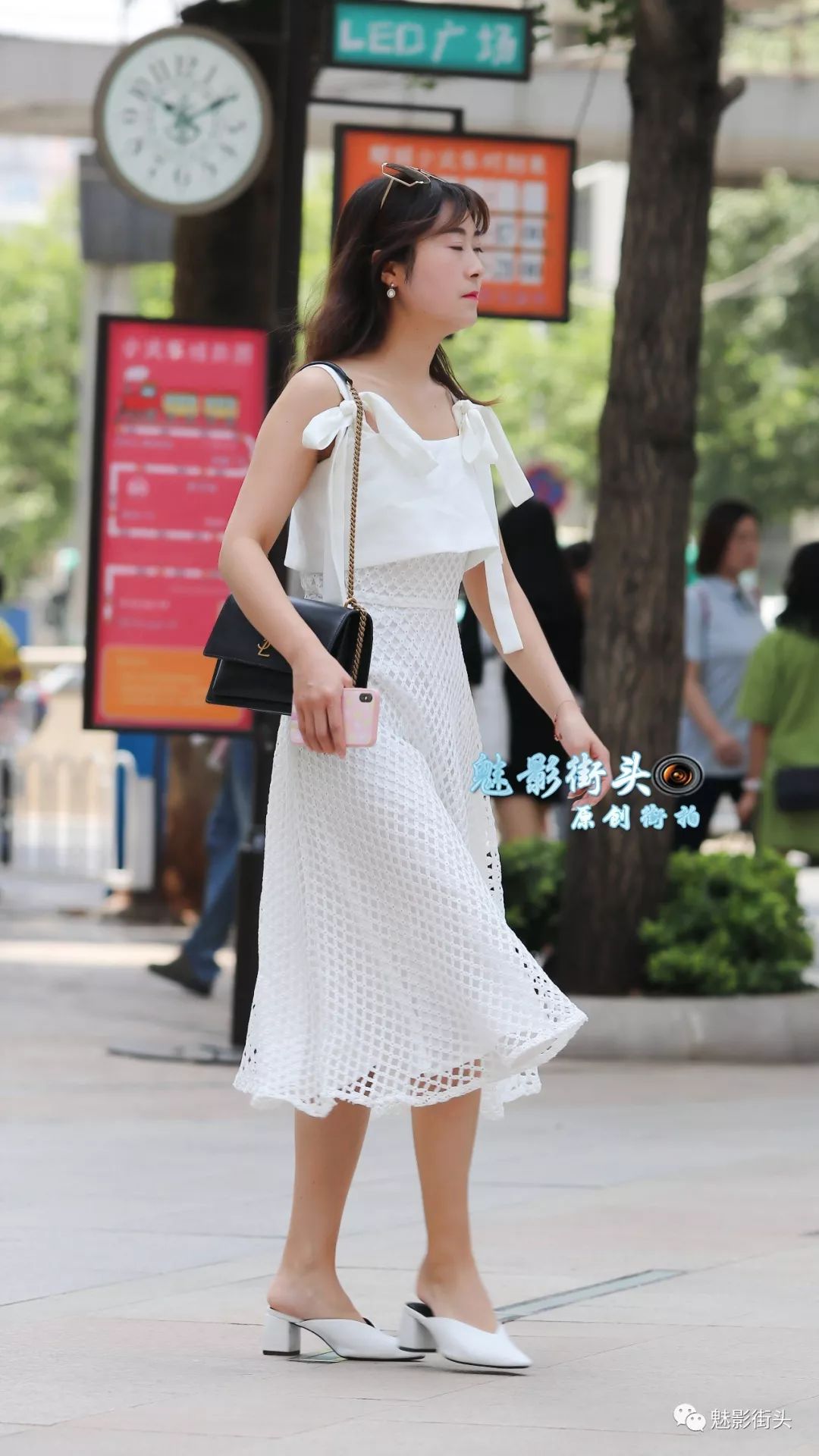 美女穿白色连衣裙搭配白色穆勒鞋展现了清透纯美的知性气质