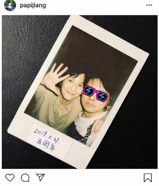 迎来了 结婚5周年的papi酱终于在社交平台上晒出了与 老公老胡的恩爱
