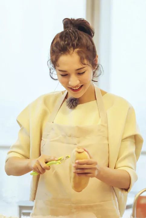 杨烁妻子王黎雯真时髦穿宽松卫衣搭配牛仔裤活力清新哪像34岁