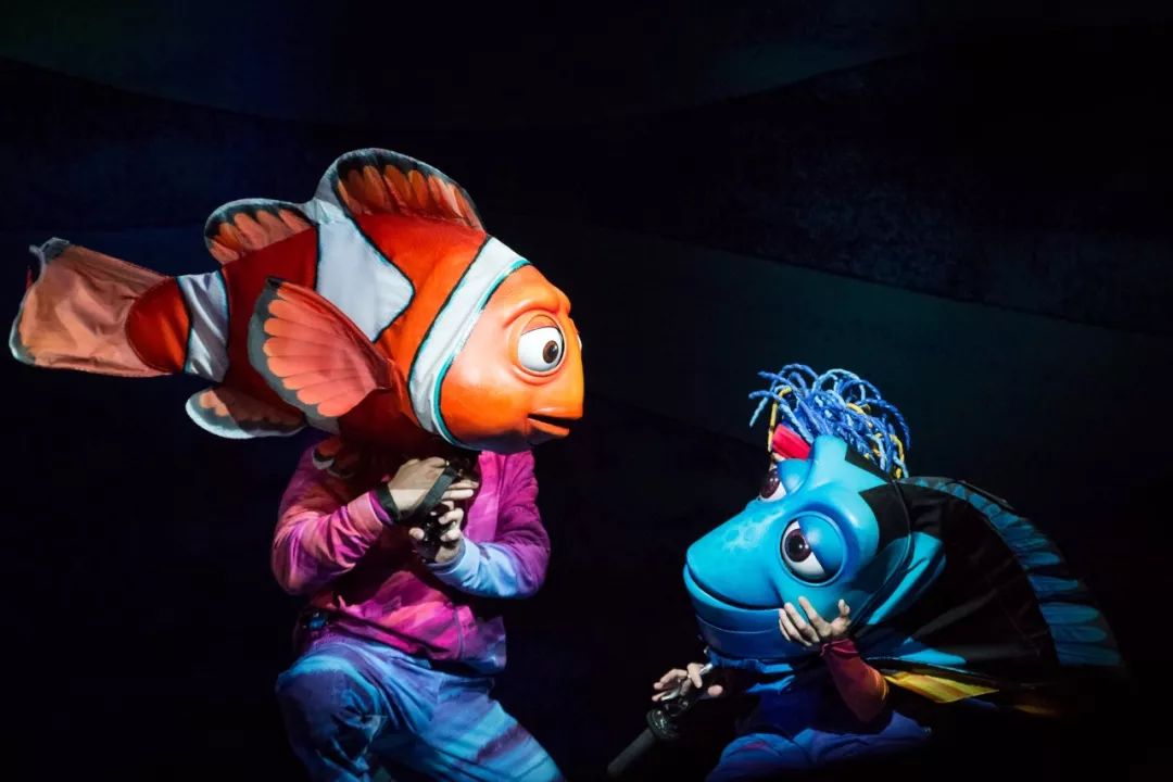 迪士尼音乐剧《海底总动员》的小丑鱼(左).图源:harshlight, flickr.