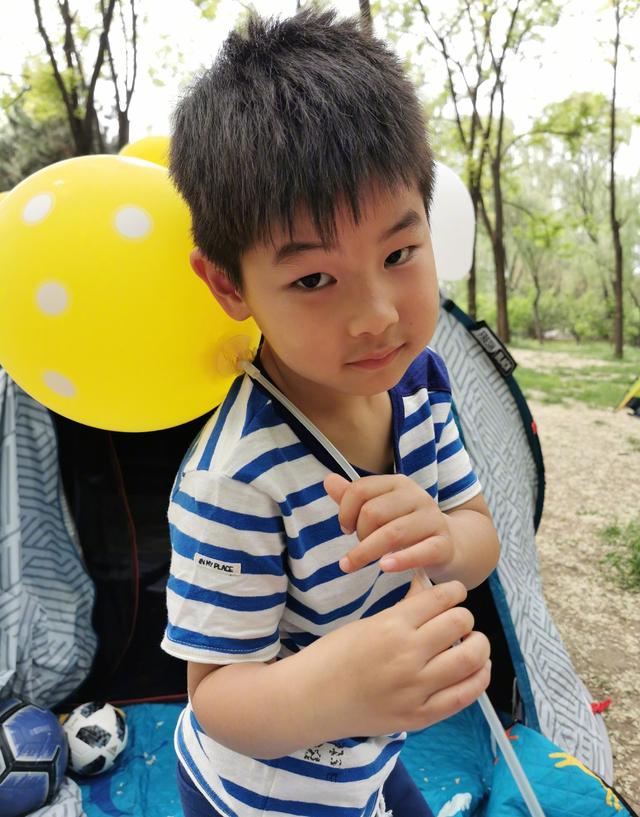 胡可晒安吉小鱼儿参加斯巴达勇士赛浑身是泥神情依然坚毅阳刚