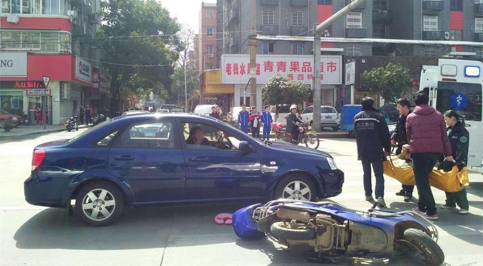 没有接触碰撞对方要索赔，到底属于碰瓷还是事故？很多司机都错了_凤凰网汽车_凤凰网