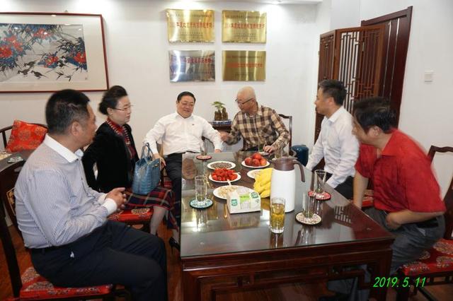 万国林亲临金源珠宝古玩城,视察《连甲榜书中华传统文化展》__凤凰网