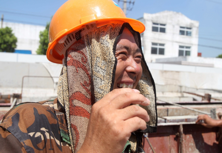 烈日下农民工的瞬间每张图都让人感动他们是最伟大的工人