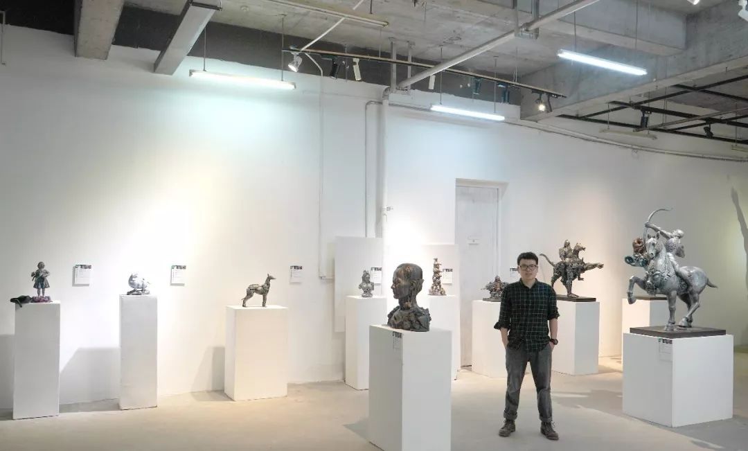 周章1992年出生于湖北孝感 2016年毕业于湖北美术学院雕塑系2019年毕业于中国