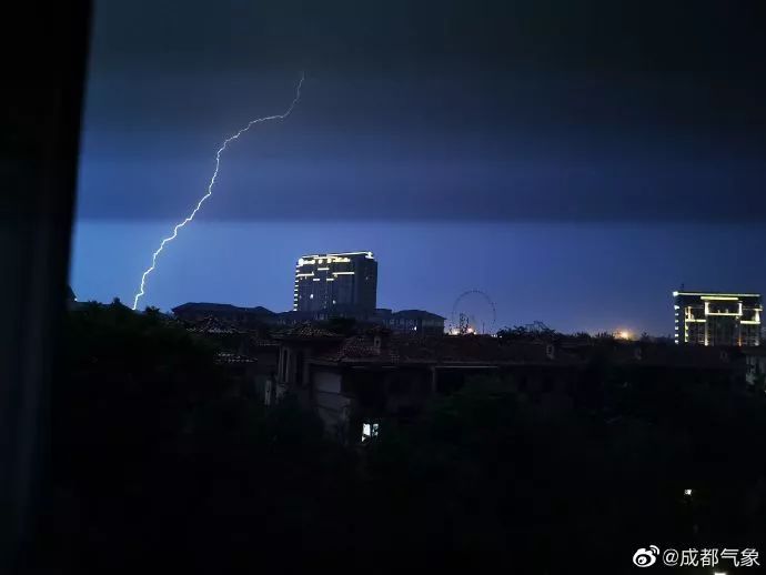 雷雨大风马上到!成都拉响暴雨蓝色预警!今晚不用开空调了.
