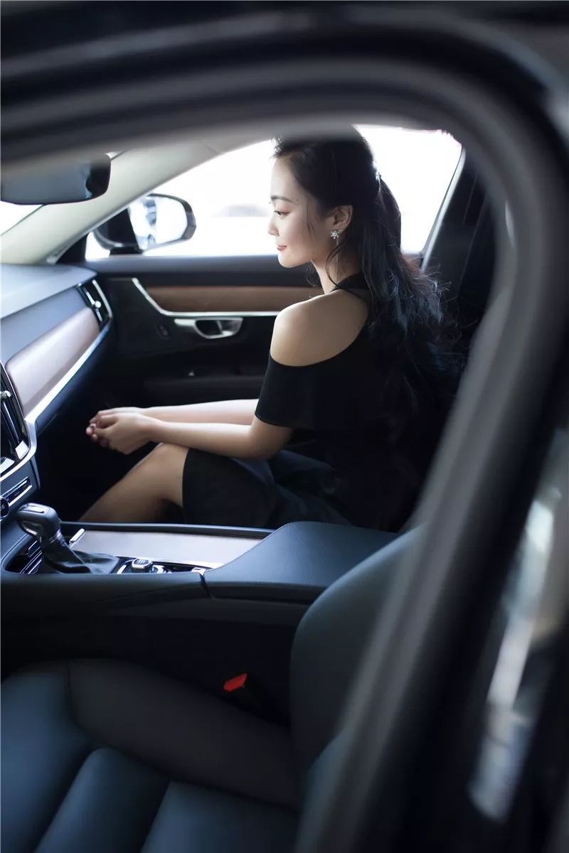 本期主题色黑丝,不,黑色.