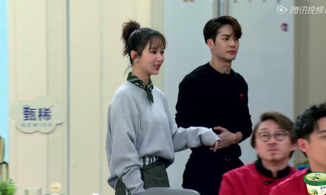 王嘉尔见到杨紫秒变迷弟,现场"牵手"被吐槽好像扶着老佛爷