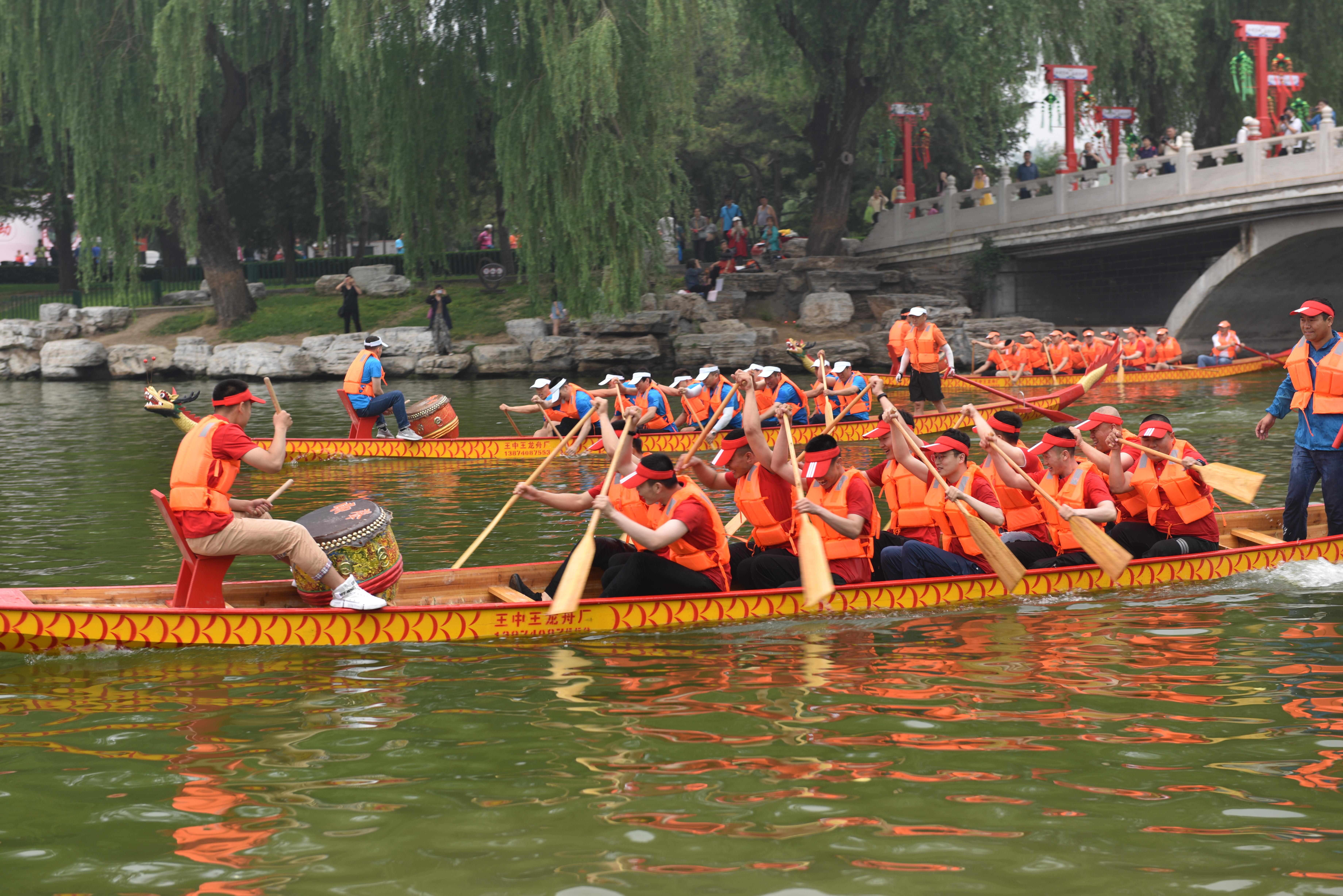 陶然亭公園上演划龍舟表演迎端午