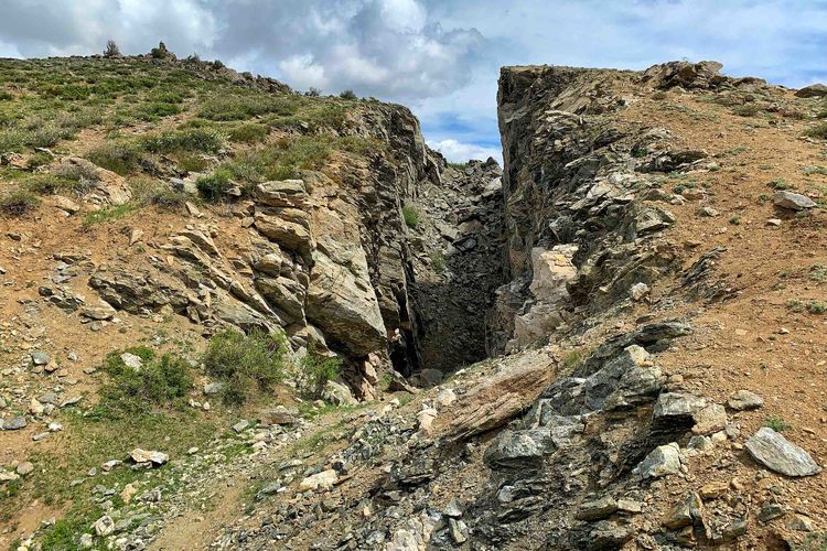 山崩地裂:卡拉先格尔地震断裂带