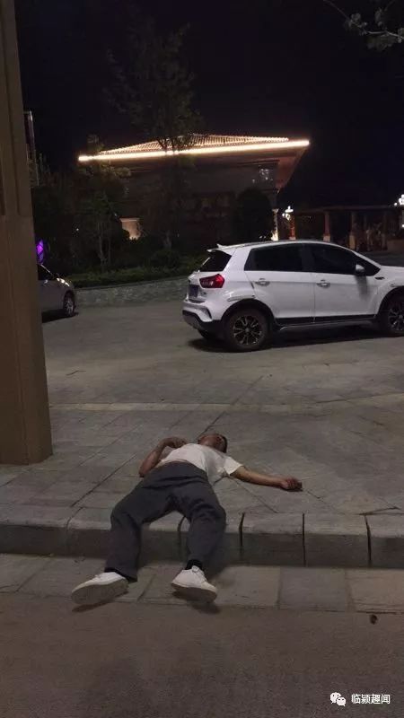 临颍昨夜一醉汉躺在地上睡着了.