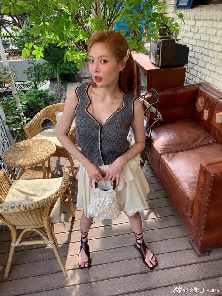 凉鞋来自eudon choi不过绑带凉鞋真的是今年一大趋势,"下场"带货的