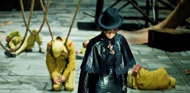 这服装,这道具,666啊!女侠身着皮衣皮裤,头