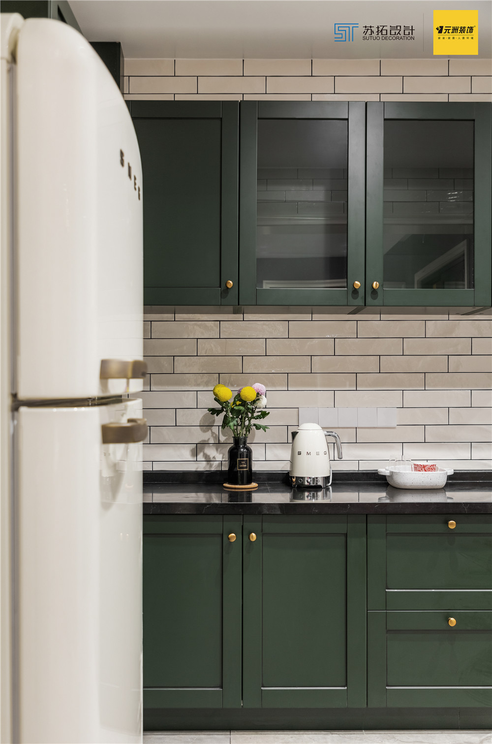 ▼西式感觉不错,颜色选的是墨绿色,厨房搭配的是白色瓷砖 前后院子 ▼