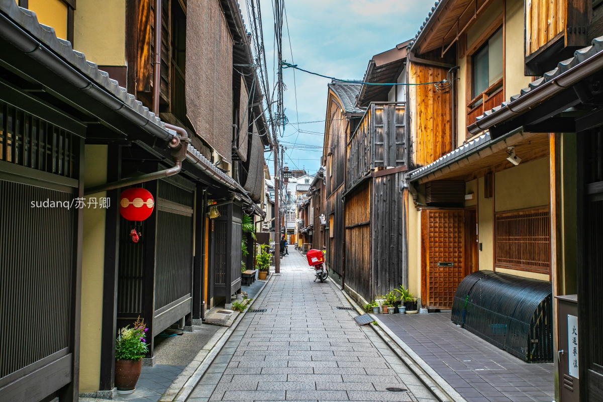 祇园:京都最大艺伎区,日本最风情旅游胜地,游客穿和服拍照__凤凰网