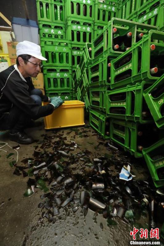 日本近海发生67级地震酒厂酒瓶碎了一地