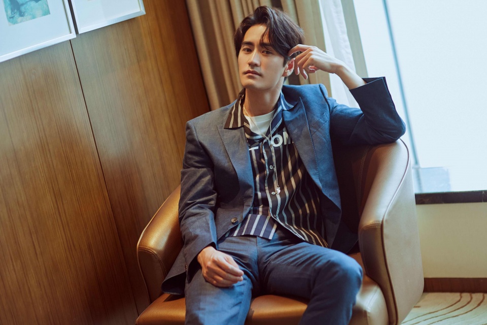 图集丨出演何以笙箫默的他来了演员杨玏入驻一点资讯倚靠沙发表情慵懒