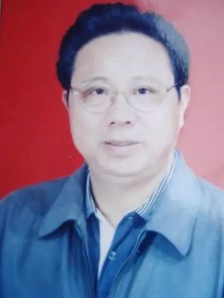 教师邓世平举报操场偷工减料后失踪操场埋尸16年后找到尸骸