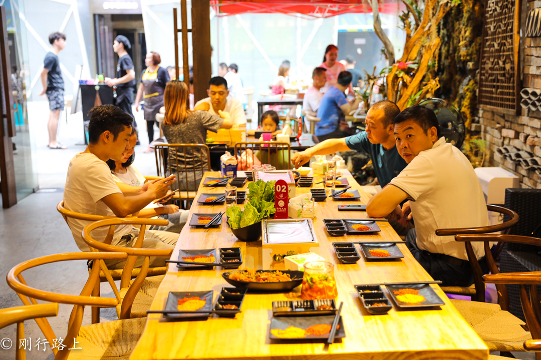 不僅緊緊鎖住了食物的原汁原味,而且不會像露天燒烤那樣把店裡搞的烏