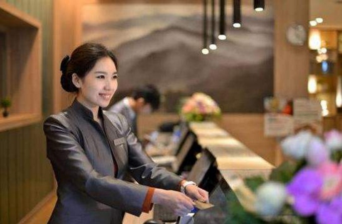 在酒店半夜住宿时,说3个"暗语"表明,前台美女瞬间就"明白"