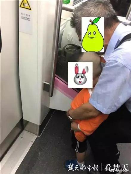 小孩在地铁车厢尿尿家长还怼乘客他憋不住你说怎么办